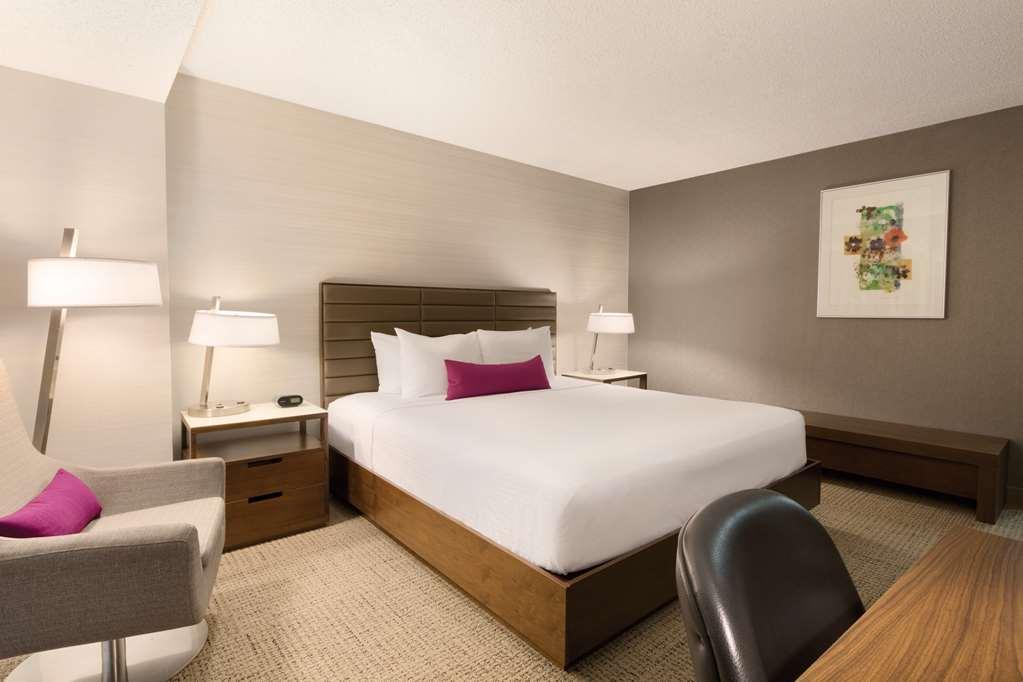 Coast Edmonton Plaza Hotel By Apa Room photo